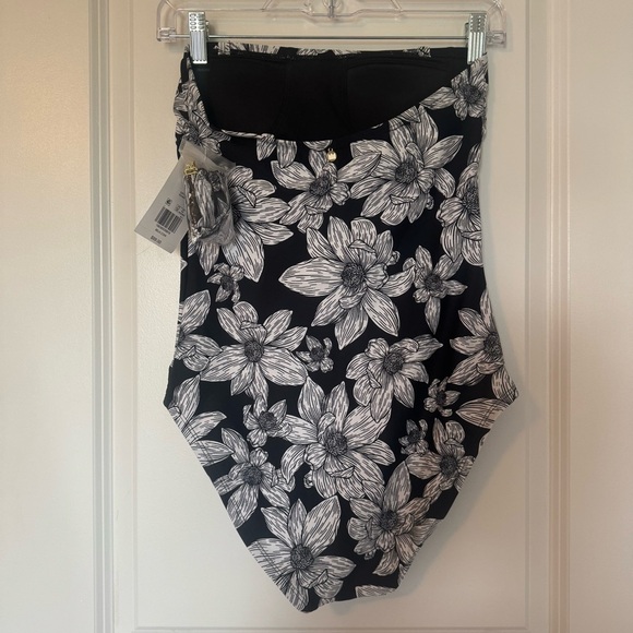 Crown & Ivy NWT Floral Black and White Ruffle Strap One Piece Small Swimsuit - Picture 5 of 12